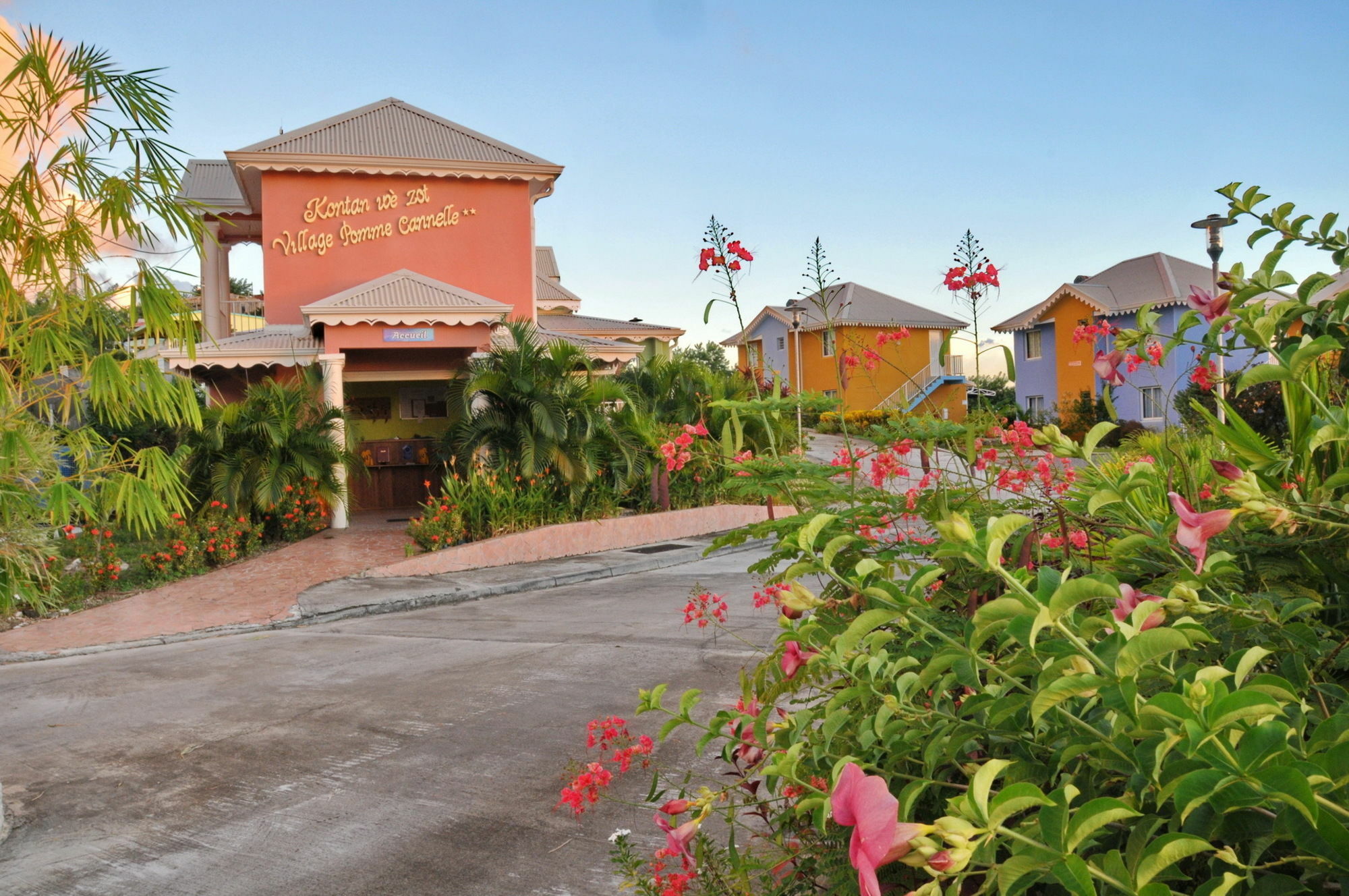 Hotel Village Pomme Cannelle 3 Etoiles ル・プルシュール エクステリア 写真